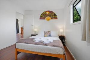En eller flere senge i et værelse på Cosy Renovated Two Bed Garden Apt - WIFI - Netflix