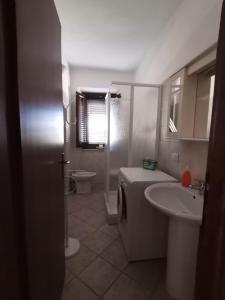 SantʼAntonioにあるIl Punto Verdeのバスルーム(トイレ、洗面台付)