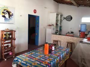 een keuken met een tafel en een keuken met een koelkast bij Baleia Beach - Casa de Praia in Itapipoca
