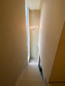 una escalera con una lámpara de araña en una habitación en Casa na Praia Norte da ilha, en Florianópolis
