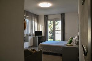 um quarto de hotel com uma cama e uma janela em Tramonti e Lago em Pisogne