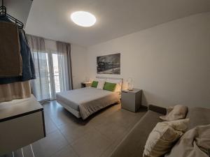1 dormitorio con 1 cama y 1 sofá en Tramonti e Lago en Pisogne