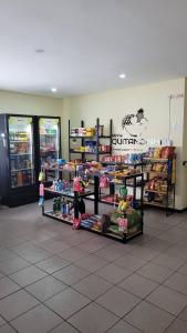 una tienda con estanterías de alimentos y otros artículos en Confortável, Equipado e Bem Localizado c/ Garagem, en Curitiba