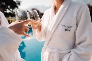 Cawston的住宿－Similkameen Wild Resort & Winery Retreat，两个人手持酒杯