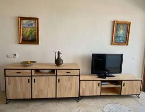 Televízia a/alebo spoločenská miestnosť v ubytovaní Casa Iguazu - At the center of Playa del Inglés