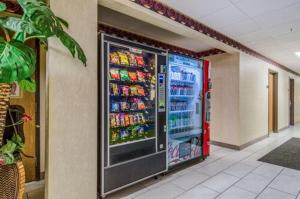 - un distributeur de boissons sans alcool dans un bâtiment dans l'établissement Red Lion Inn & Suites Port Orchard, à Port Orchard
