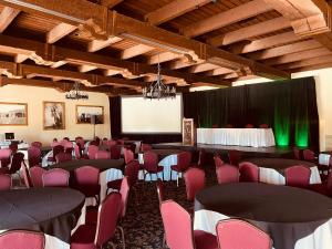 une salle de conférence avec des chaises roses et un écran dans l'établissement Tubac Golf Resort & Spa, à Tubac