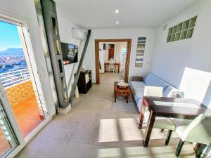 ein Wohnzimmer mit einem Sofa und einem Tisch in der Unterkunft Alicante Skylights Apartments in Alicante