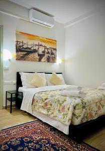 una camera da letto con un letto e un dipinto sul muro di CASA BANON a Venezia