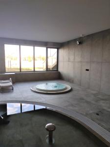 duża łazienka z wanną w środku w obiekcie Marina View 15 & SPA w Dziwnowie