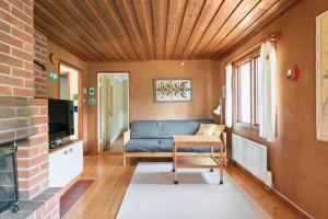 uma sala de estar com um sofá e uma televisão em Authentic Swedish family home on the archipelago em Stavsnäs