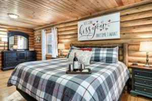 a bedroom with a bed in a log cabin at Bear Nakid in Pigeon Forge