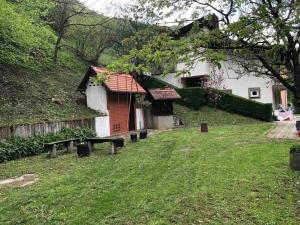 ein Haus mit einem Rasenhof mit einem Gebäude in der Unterkunft Holiday Home Lupita 1 in Cerje
