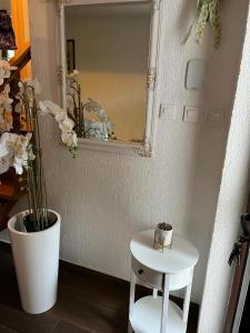 uma pequena mesa e banco num quarto com um espelho em Holiday Home Lupita 1 em Cerje