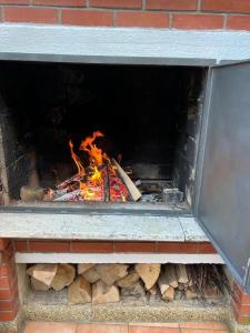 ein Feuer in einem Steinofen mit Holzscheiten in der Unterkunft Holiday Home Lupita 1 in Cerje