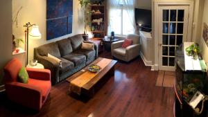 een woonkamer met een bank en een salontafel bij A Seaton Dream in Toronto