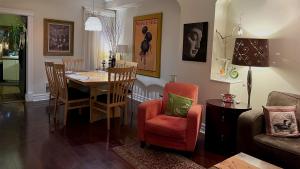 - un salon avec une table à manger et des chaises dans l'établissement A Seaton Dream, à Toronto