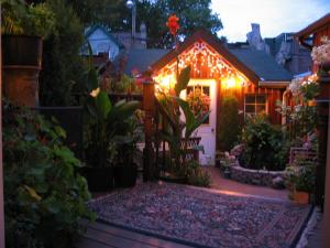 een huis met een verlichte voortuin 's nachts bij A Seaton Dream in Toronto