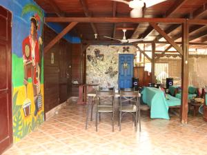 una habitación con sillas y una pared con un mural en Pirate and Mermaid Beach House, en Puerto Viejo