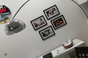 een wit bureau met foto's aan de muur bij Comfortable apartment in a strategic position in Rome