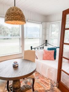 una sala de estar con una cama y una mesa en Changes In Latittude Retreat, en Daytona Beach