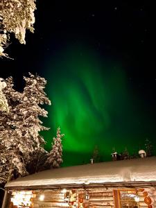 une image des lumières vertes du nord dans le ciel dans l'établissement Kelogornitsa, à Kittilä
