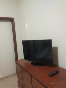 a flat screen tv sitting on top of a dresser at Casarão Primavera in Serra Negra