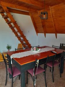 a dining room with a table and chairs at LAS ALPINAS in Gualeguay