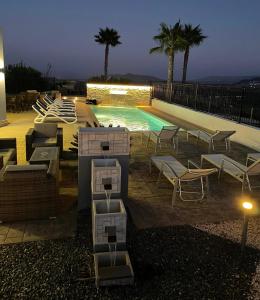 una piscina con sedie e tavolo e una piscina di Finca La Mirage Coin a Coín