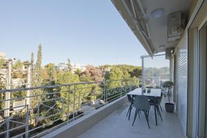d'un balcon avec une table et des chaises et une vue. dans l'établissement LucyZen, à Athènes
