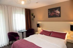 a hotel room with a bed and a table and chairs at Serviced Apartments, Selbst-Check-in in Amtzell +53 photos