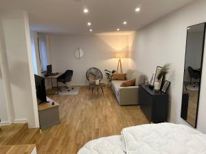 sala de estar con sofá y escritorio en BLISS - Arbeitsplatz, Docking Station, Netflix, en Wiesbaden