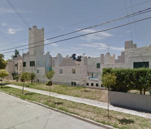 una calle vacía frente a un gran edificio en Castillo Del Lago - Carlos Paz - D16 en Villa Carlos Paz