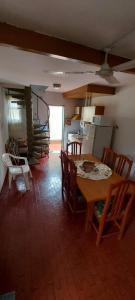 Castillo Del Lago - Carlos Paz - D16 في فيلا كارلوس باز: مطبخ وغرفة طعام مع طاولة وكراسي