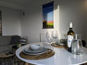 een tafel met twee glazen en een fles wijn bij Private studio in 150 year old villa in Sarlat-la-Canéda