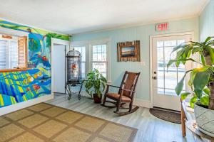 Ein Sitzbereich in der Unterkunft Island Guesthouse and Motel OBX