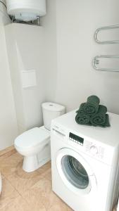 baño con aseo y lavadora blanca en Stay in center #Šiauliai en Šiauliai