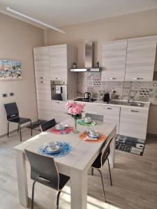 Η κουζίνα ή μικρή κουζίνα στο Emy House