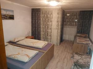 Zimmer mit 2 Betten in einem Zimmer in der Unterkunft Steinhübel Uni-Nähe in Homburg