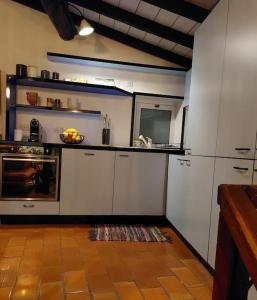 uma cozinha com armários brancos e uma bancada em Maison de village Haut-de-Cagnes avec vue mer em Cagnes-sur-Mer