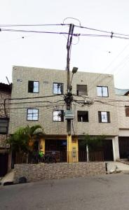 ein großes Backsteingebäude mit Fenstern auf einer Straße in der Unterkunft Andaliving Campo Valdes Hospedaje in Medellín