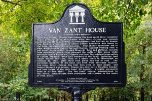 una señal para una casa de embotellamiento en un parque en The Van Zant House en Jacksonville