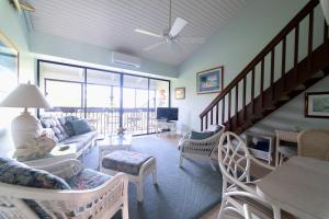 sala de estar con sofá y mesa en NorthShore Haven Condo, en Kahuku