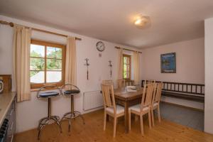 uma cozinha e sala de jantar com mesa e cadeiras em The Red House em Spodnje Gorje