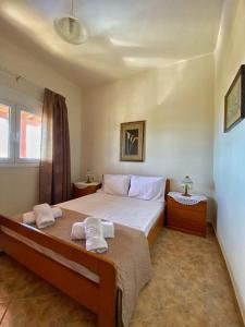 1 dormitorio con 1 cama con 2 toallas en Stratos, en Lagolíon
