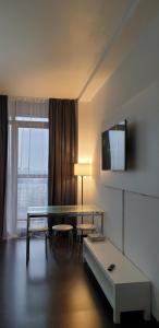 salon ze stołem i krzesłami oraz oknem w obiekcie Metropolia Apartments w Rydze