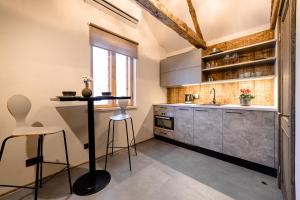 Η κουζίνα ή μικρή κουζίνα στο Velta apartment Kuldīga