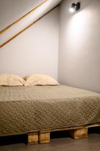 Ένα ή περισσότερα κρεβάτια σε δωμάτιο στο Velta apartment Kuldīga +8 φωτογραφίες