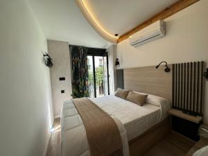 um quarto com uma cama num quarto com uma janela em La Mini Casa em Córdoba