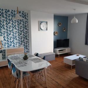 Telewizja i/lub zestaw kina domowego w obiekcie Appartement lumineux et moderne